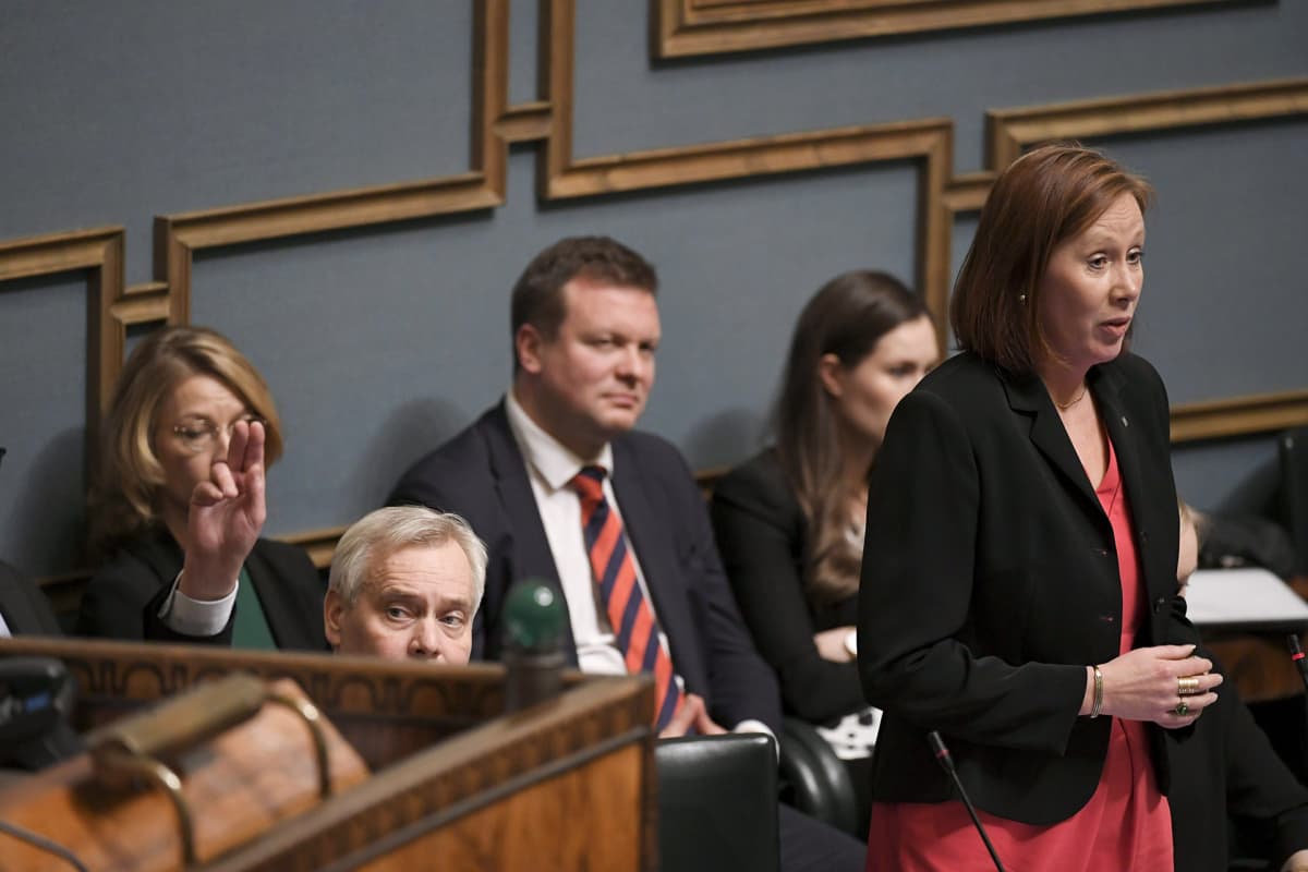 Pääministeri Antti Rinne vierellään kunta- ja omistajaohjausministeri Sirpa Paatero vastaamassa eduskunnan suullisella kyselytunnilla Helsingissä 28. marraskuuta .