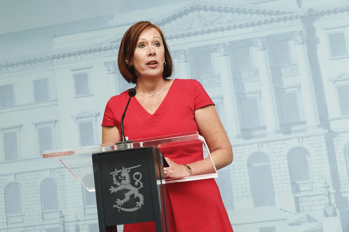 Kunta- ja omistajaohjausministeri Sirpa Paatero tiedotustilaisuussa.