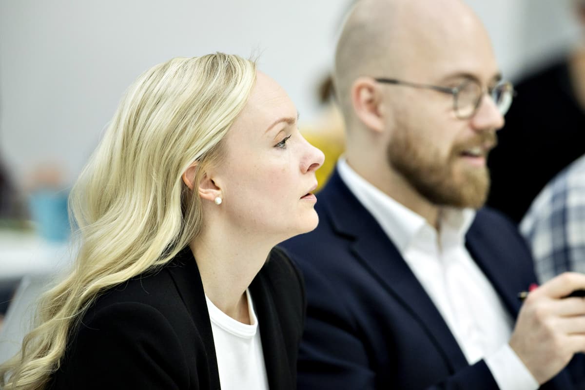 Vihreiden puheenjohtaja, sisäministeri Maria Ohisalo ja hänen erityisavustaja Jarno Lappalainen vihreiden puoluevaltuuskunnan kokouksessa Turussa lauantaina 30. marraskuuta 2019.