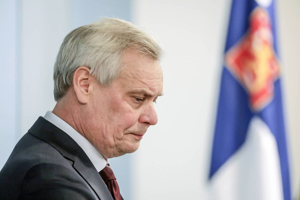 Antti Rinne puhuu tiedotustilaisuudessa.