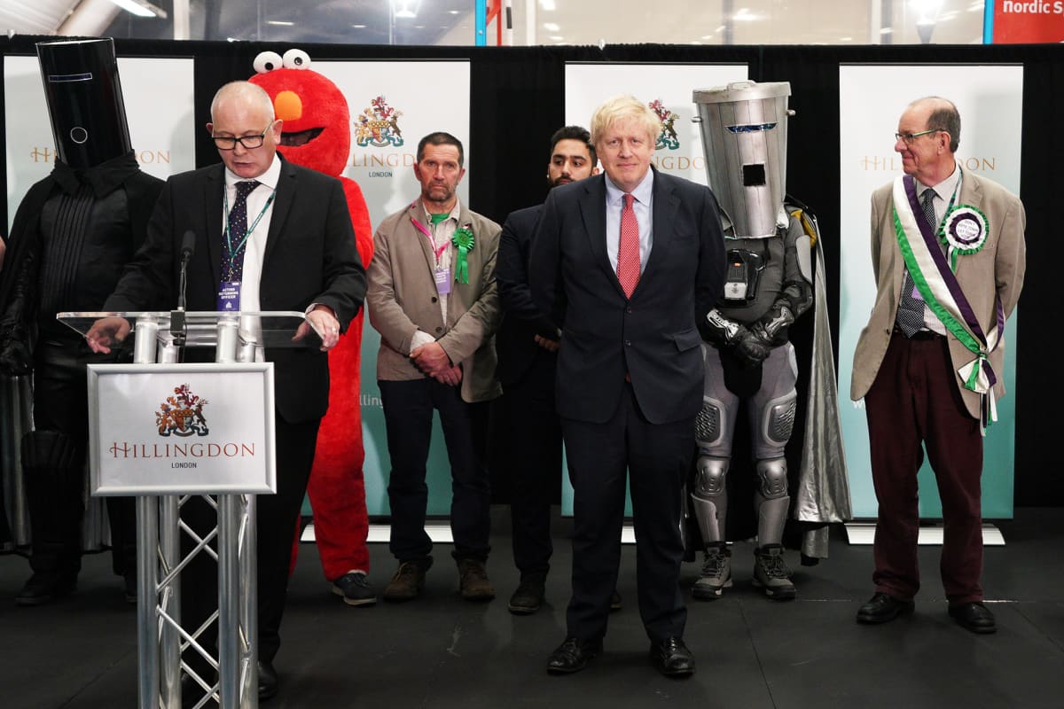 Pääministeri Boris Johnson odottaa vaalitulosta.