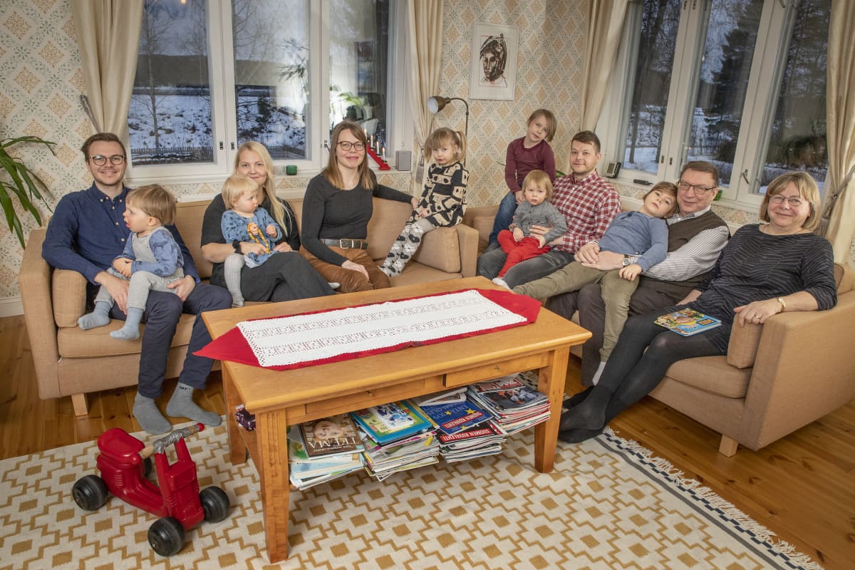Nurmeslainen Laanisten suku sohvan ääressä