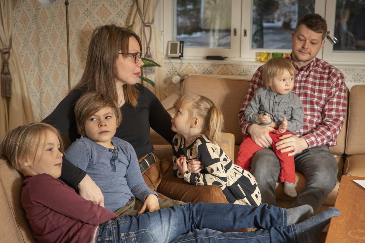 Annastiina ja Pasi Leppälä ja heidän neljä lastaan.