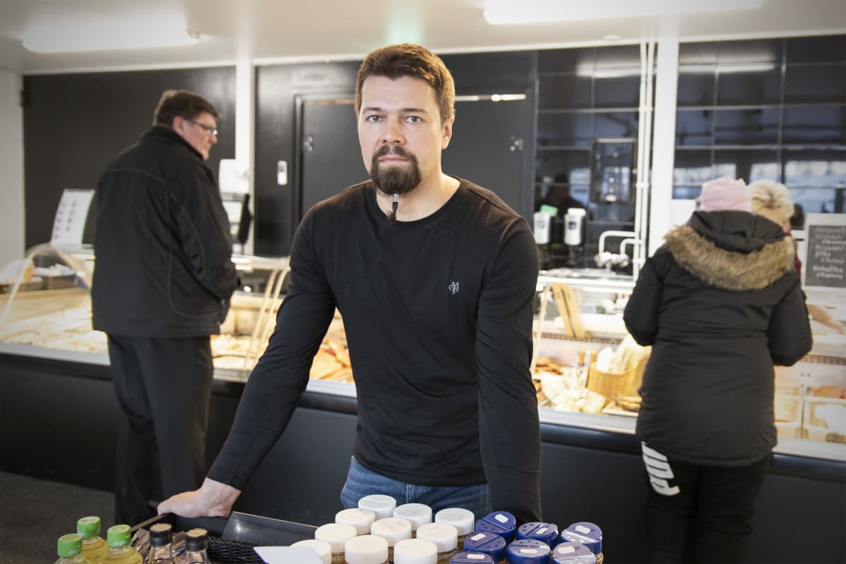 Jarkko Suhonen Nurmeksen Kalan myymälässä.