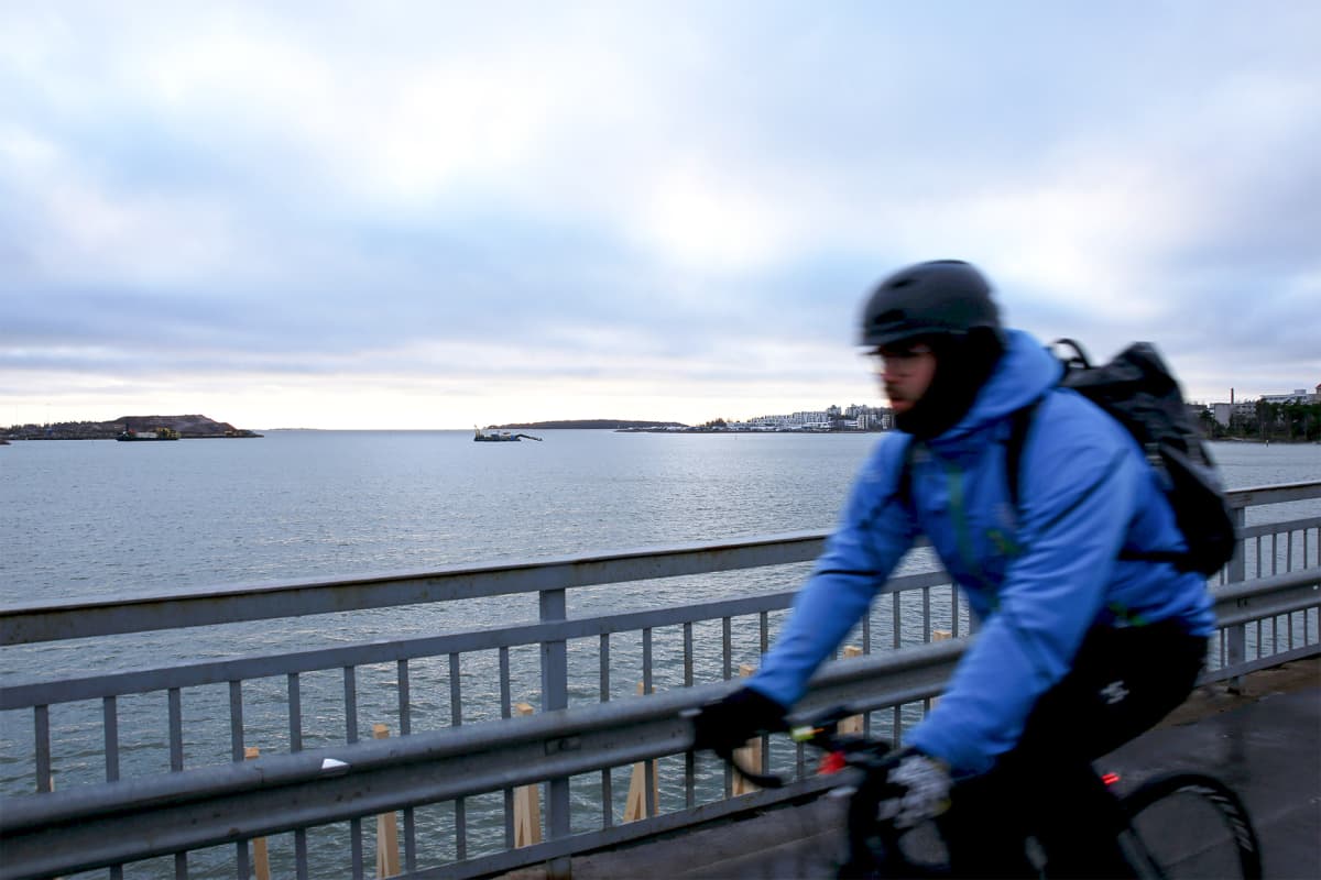 Pyöräilijä Lauttasaaren sillalla Helsingissä.