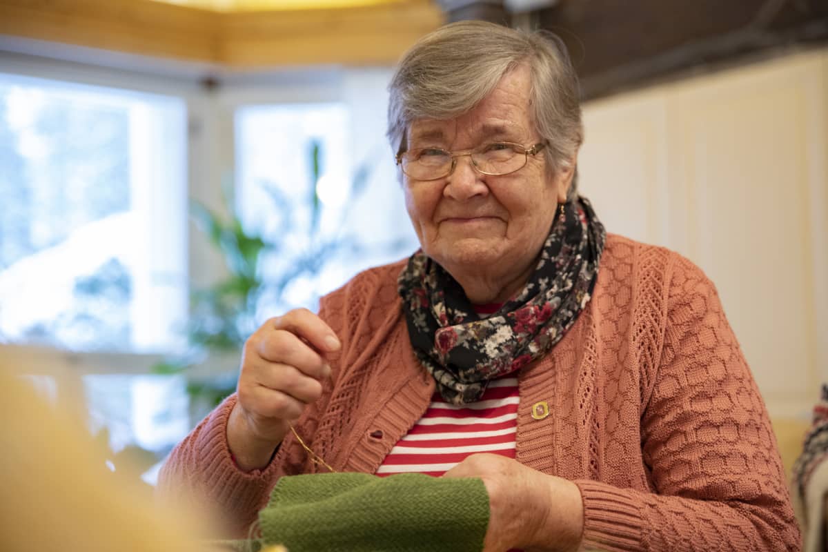 Vehmersalmelainen Leena Soininen ompelee kirkkotekstiilejä.