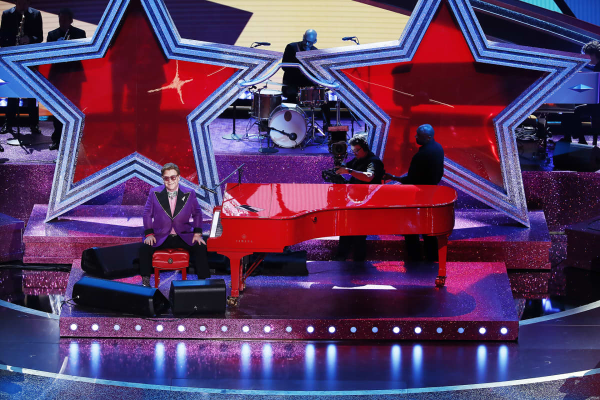 Elton John palkittiin parhaasta alkuperäiskappaleesta.
