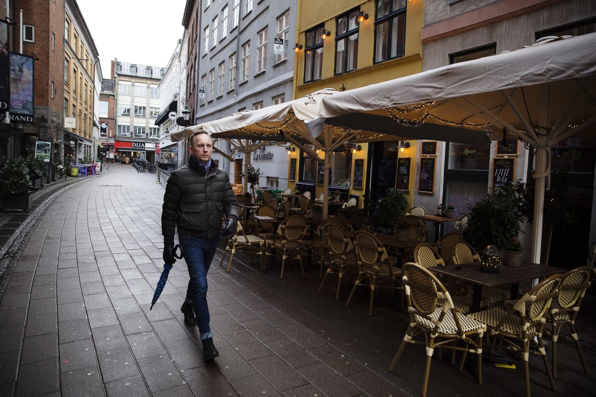 Mies kävelee tyhjällä kadulla.