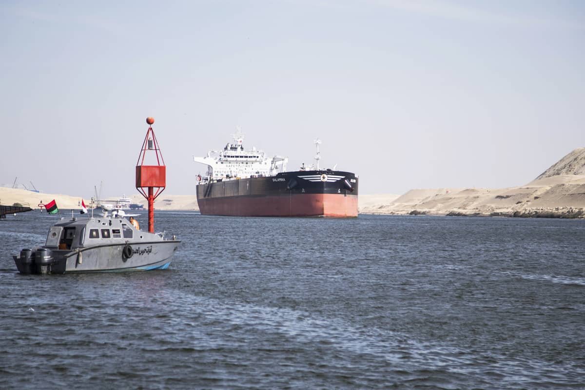 Öljytankkeri Suezin kanavassa Egyptissä.