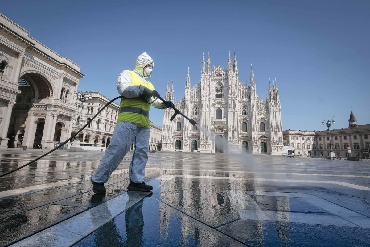 Tyhjää Duomon aukiota Milanossa puhdistettiin 31. maaliskuuta.