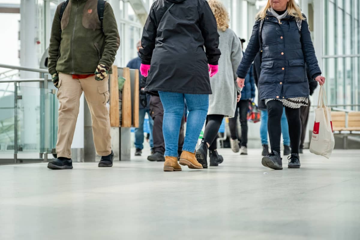 Ihmisiä Vuosaaren metroasemalla.
