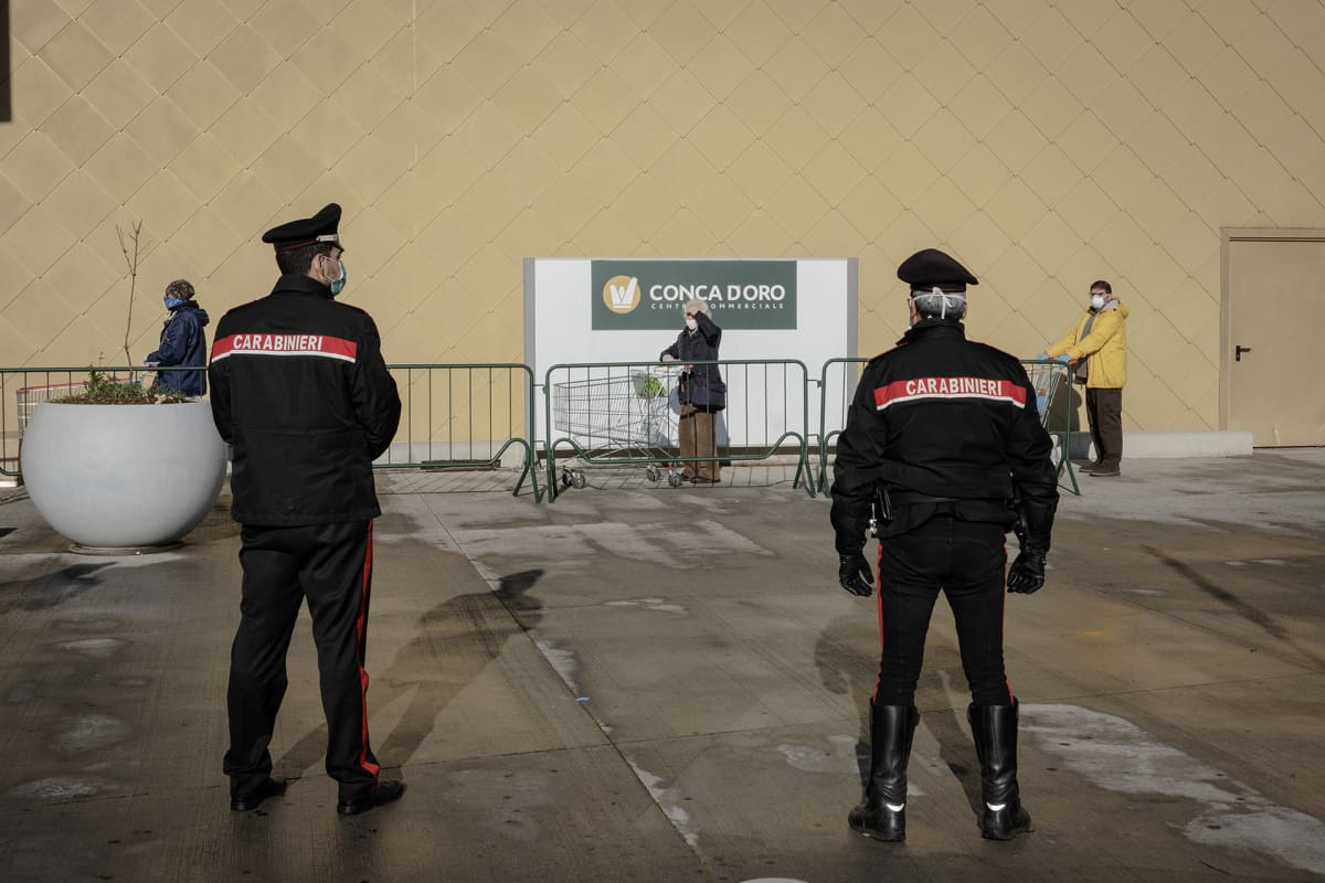 Poliisit ostoskeskuksessa.