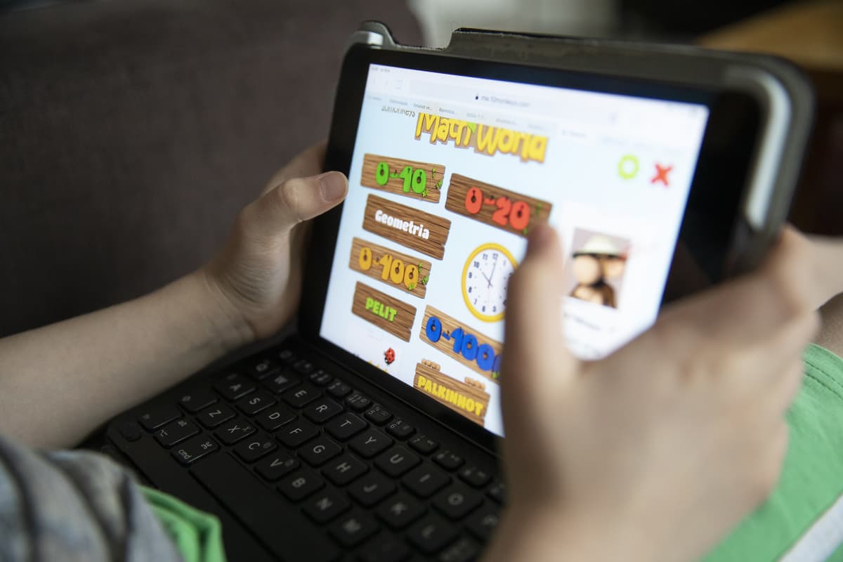lapsi opiskelee matikkaa pädillä kotona