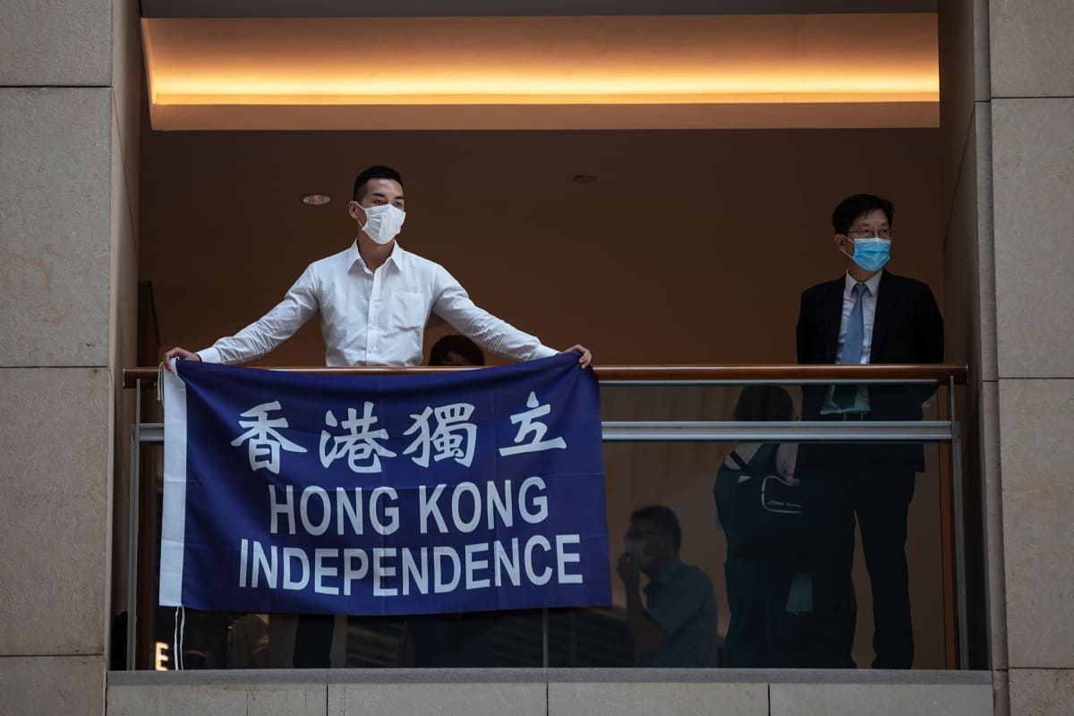 Itsenäisyyttä vaativa mielenosoittaja kauppakeskuksessa Hongkongissa.