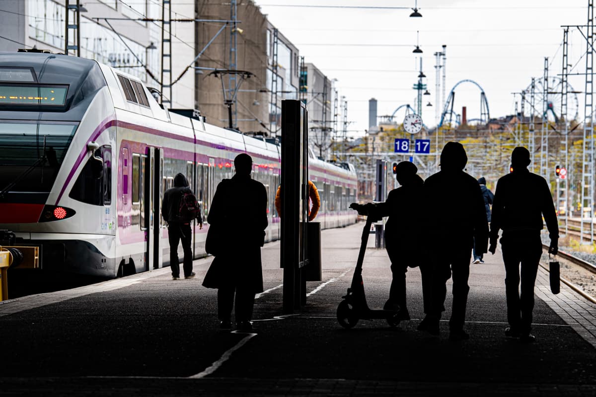 Ihmisiä Helsingin rautatieaseman laiturilla.