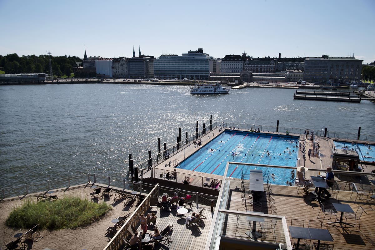 Uimareita Allas Sea Poolin uima-altaassa.