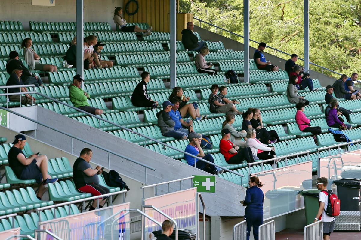 Yleisöä keihäänheiton kutsukilpailussa Harjun stadionilla Jyväskylässä 1. kesäkuuta 2020.