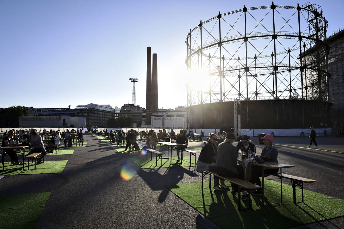 Yleisöä laulaja Evelinan keikalla Suvilahti Summer -tapahtumasarjassa Helsingissä 11. kesäkuuta.