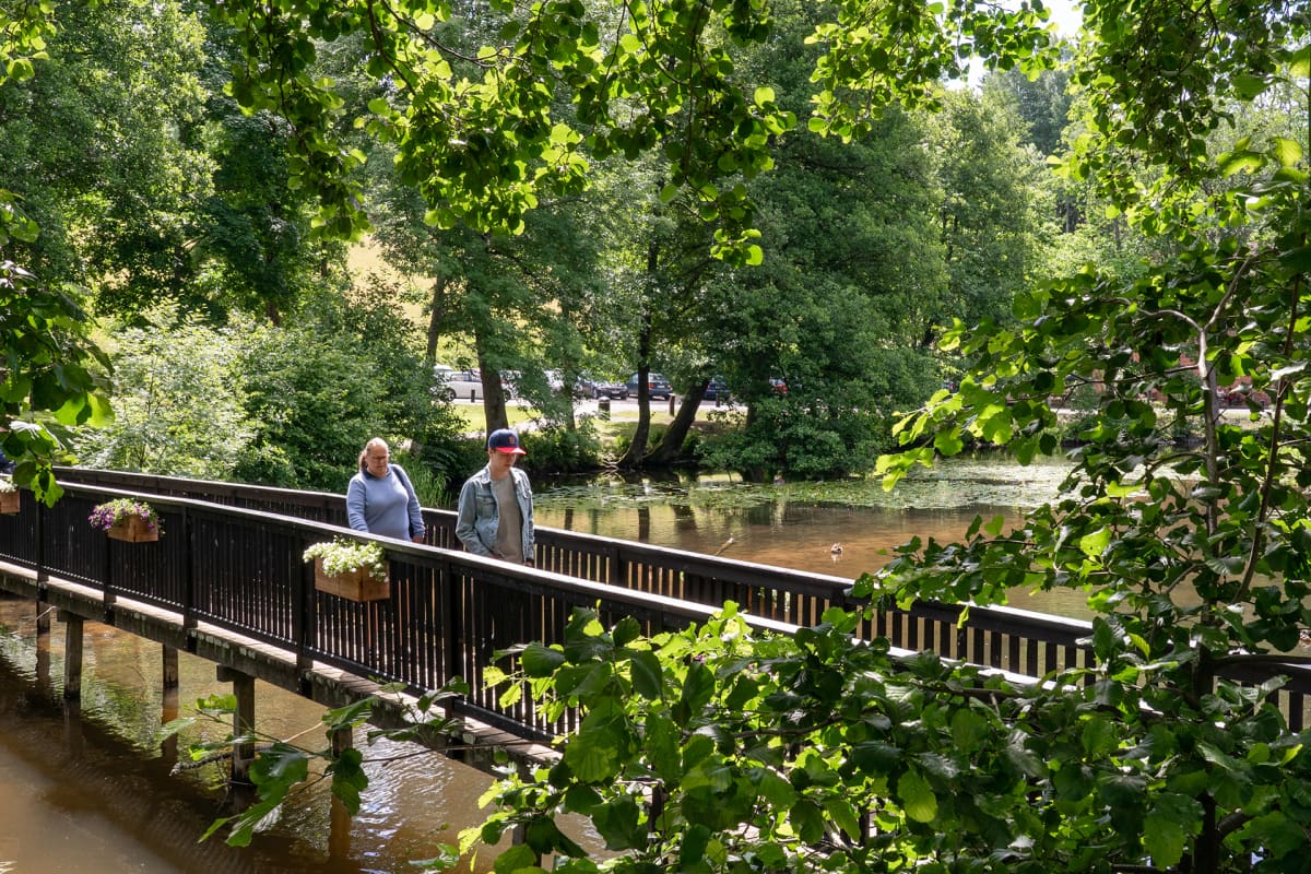 Kylän halkova Fiskarsinjoki on idyllinen.