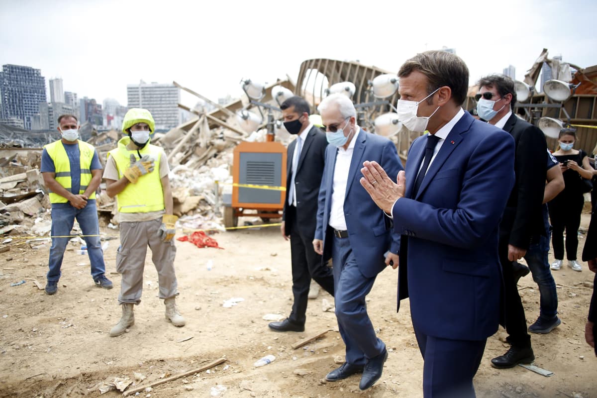 Presidentti Emmanuel Macron tervehtii ihmisiä Beirutissa räjähdyspaikalla.