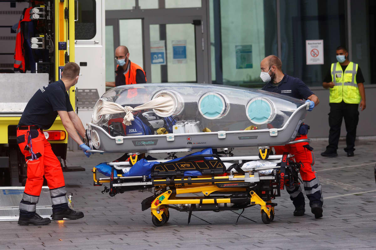 Aleksei Navalnyin siirrossa käytettyä eristysyksikköä lastattiin tyhjänä takaisin ambulanssiin Berliinissä 22. elokuuta.