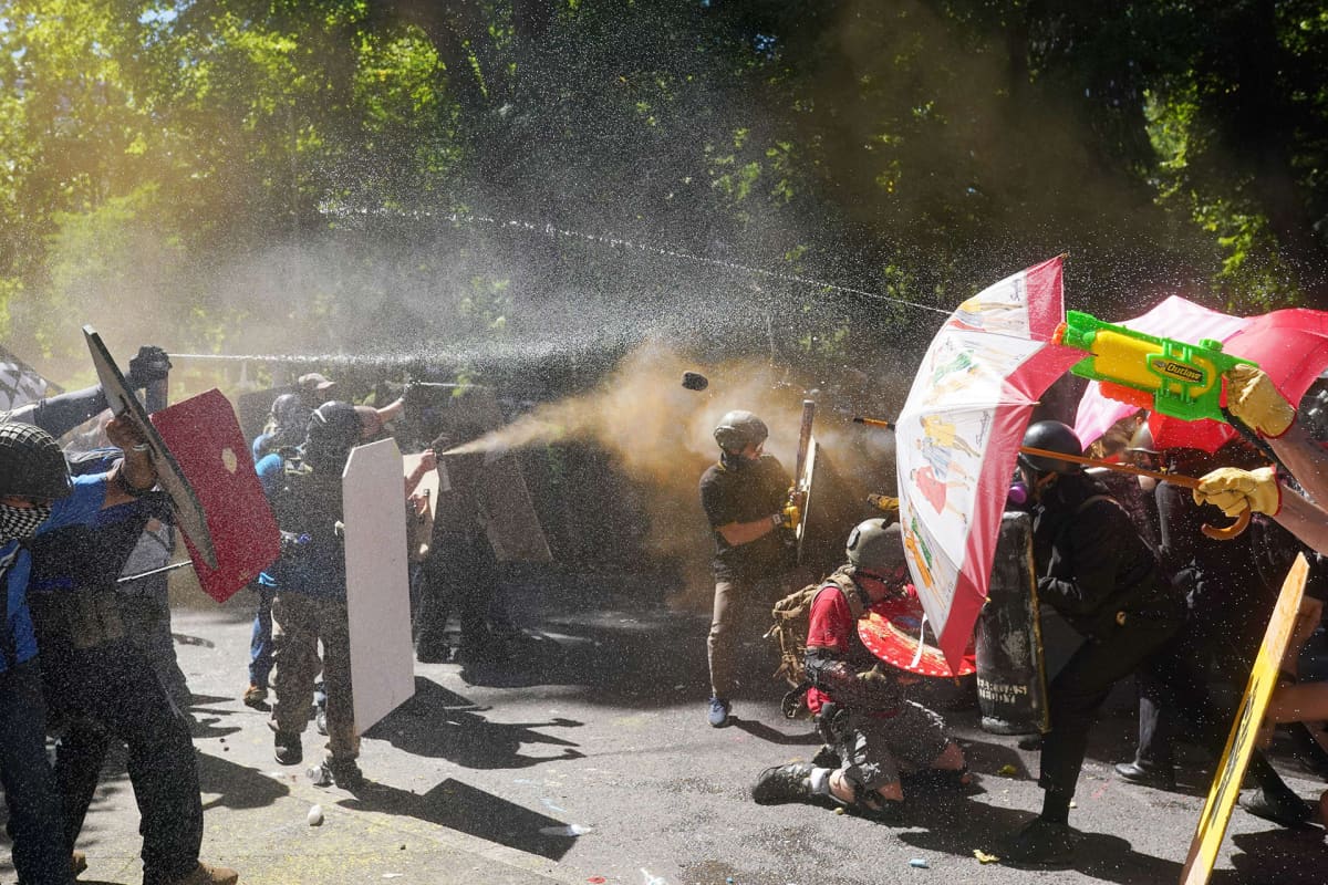 Mielenosoittajat ja poliisi ottivat yhteen Portlandissa 23. elokuuta.