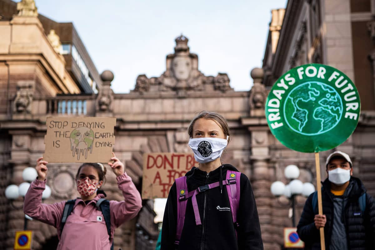 Greta Thunberg parlamentin edustalla Tukholmassa 25. syyskuuta.