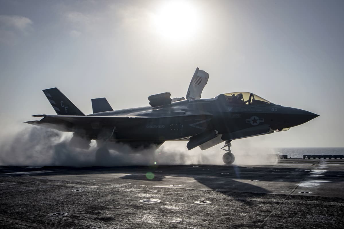 F-35B -hävittäjä USS Essex -lentotukialuksen kannella.
