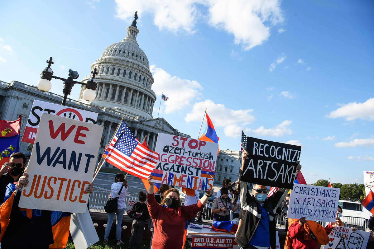 Armenialaistaustaisia mielenosoittajia Washingtonissa.