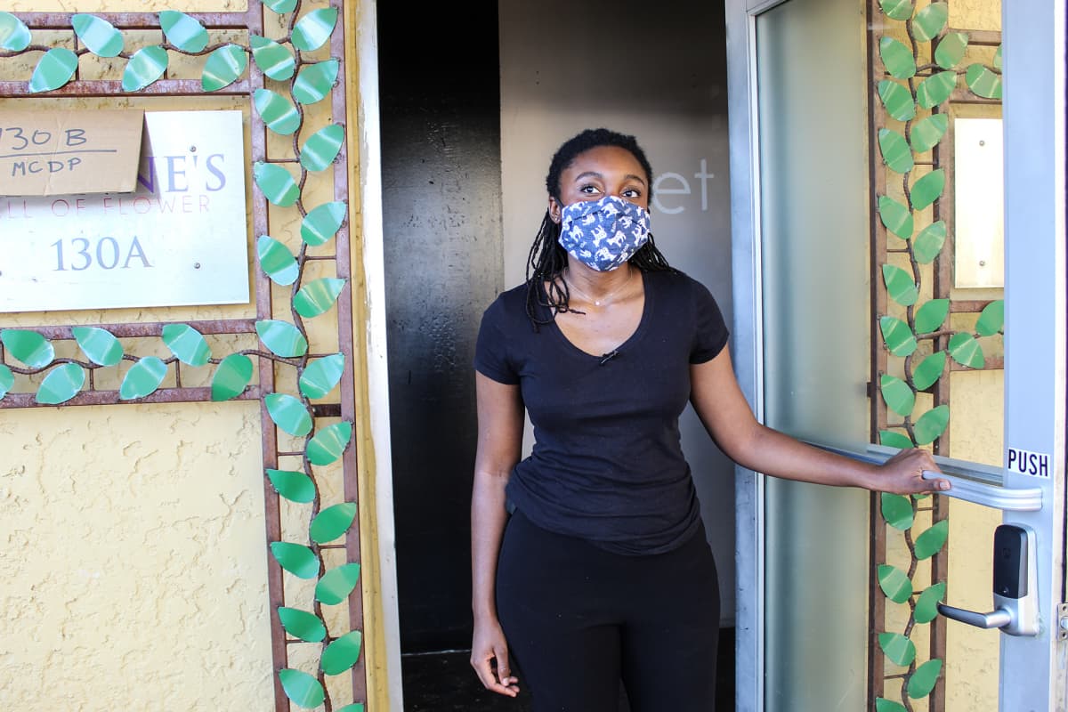 Jasmine Lockhart avaa oven demokraattien vaalitoimistoon.