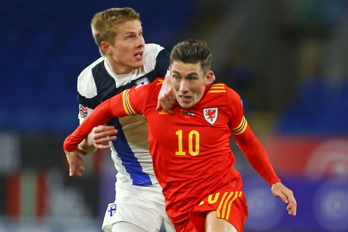 Jere Uronen ja Harry Wilson Kansojen liigan päätöskierroksen ottelussa Cardiffissa.