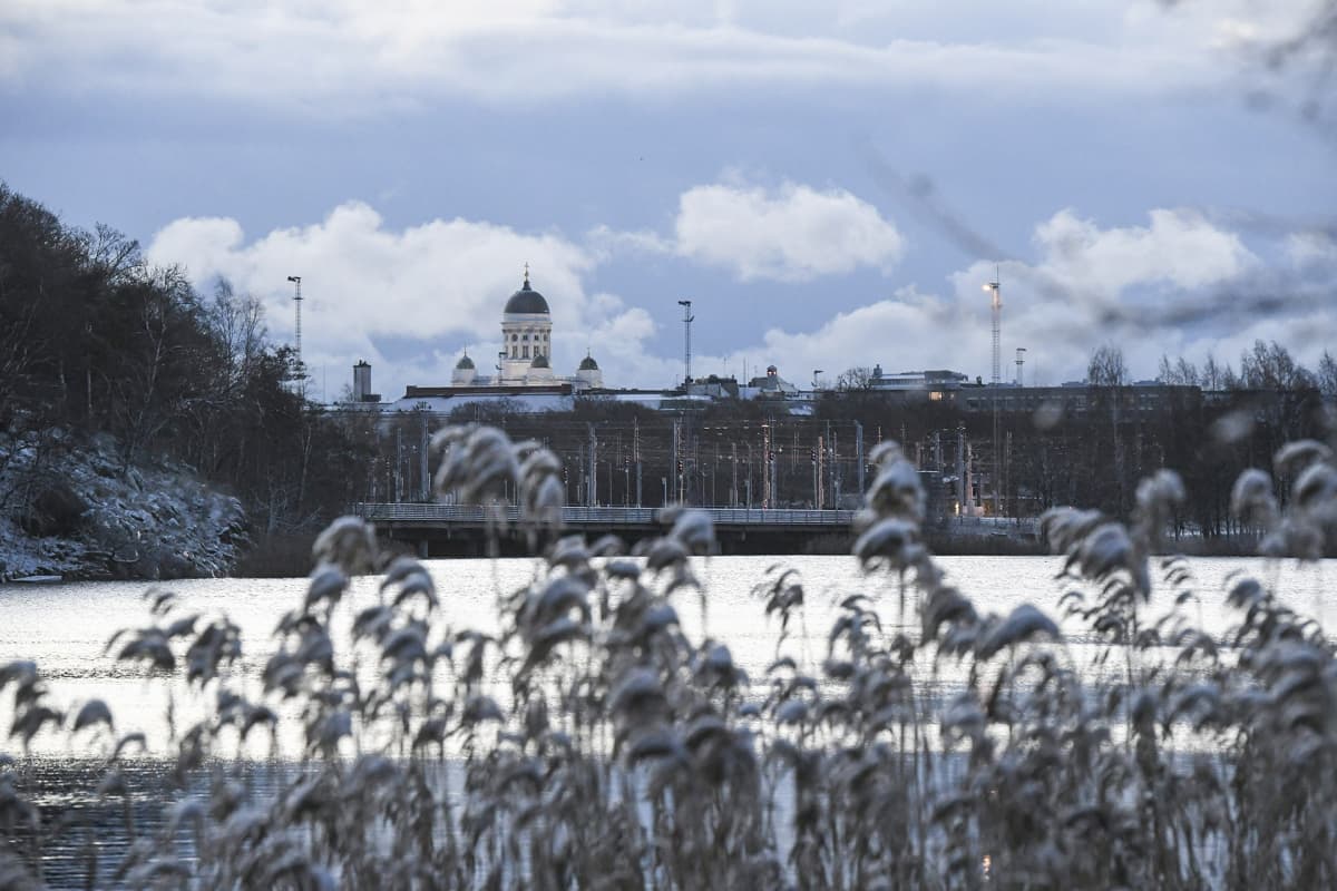 Lunta maassa varhain aamulla Helsingissä 20. marraskuuta.