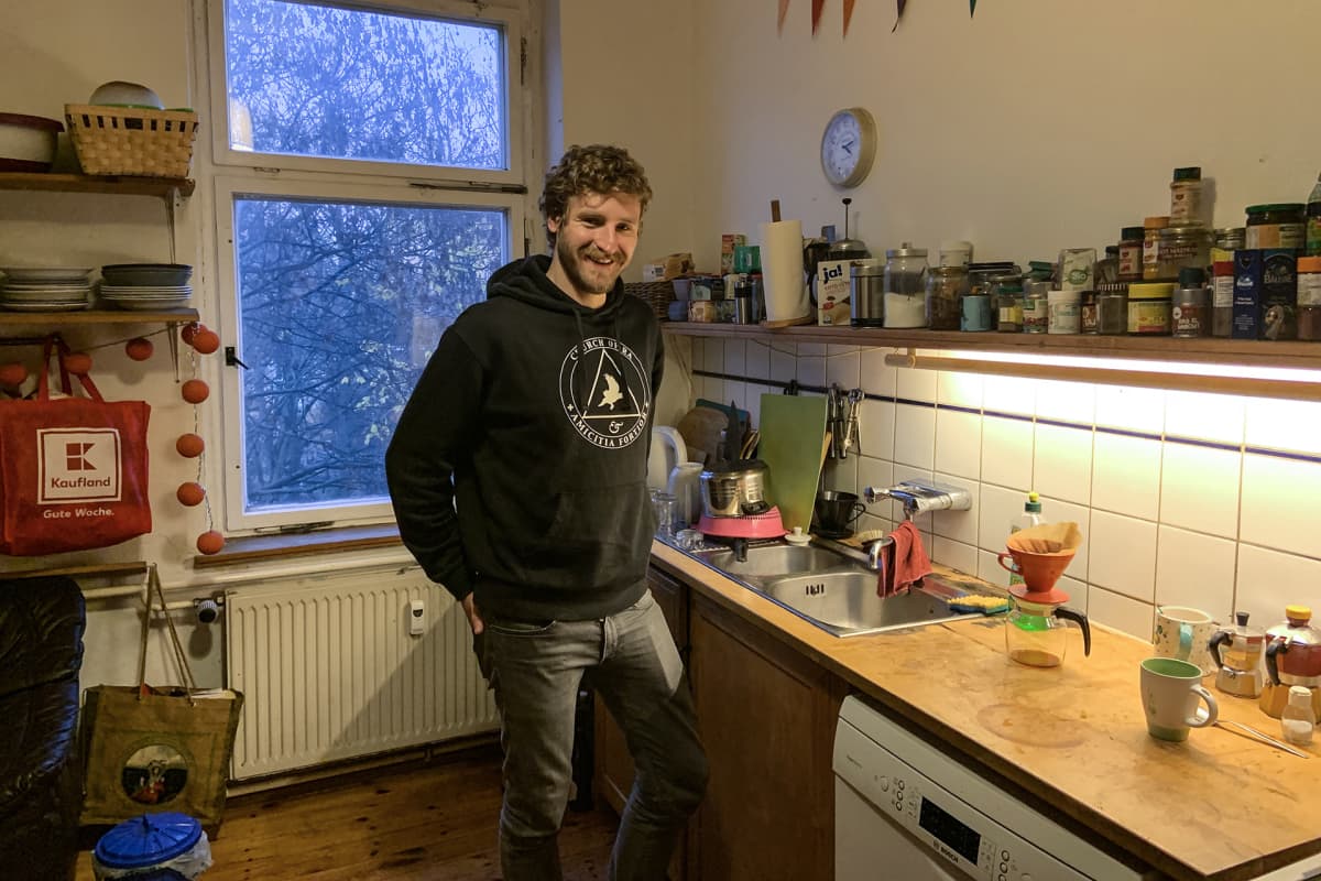 Marcus Schluzy asuu neljän aikuisen kimppakämpässä Berliinin Friedrichshainissa.