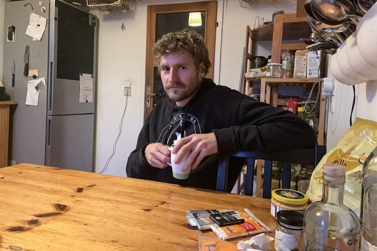 Marcus Schluzy asuu neljän aikuisen kimppakämpässä Berliinin Friedrichshainissa.