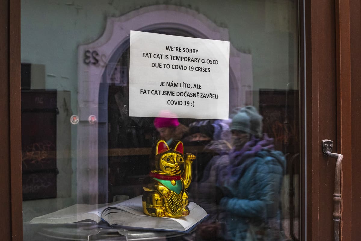 Lappu ravintoalan ovassa kertoo koronasulusta Prahassa.