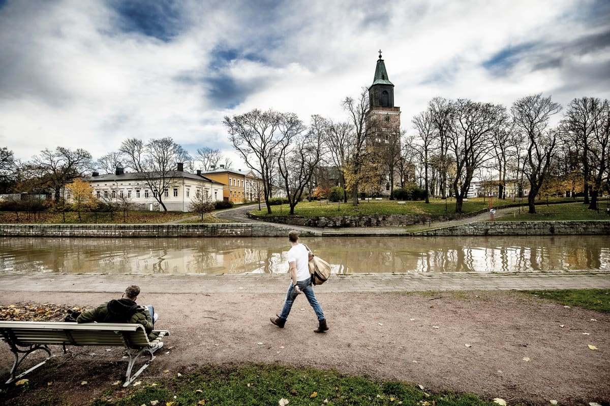 T-paitaan pukeutunut mies kavelee Aurajoen rannalla 4. marraskuuta.
