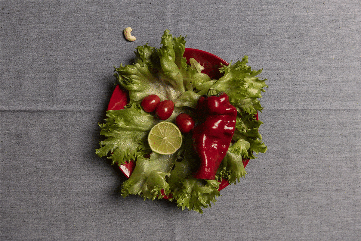 GIF-animaatiossa salaattiannoksen viereen ilmestyy cashew-pähkinöitä.