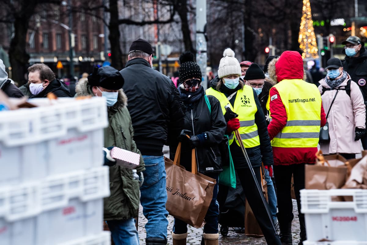 Hurstinapu jakoi joulun ruokakasseja Helsingin Rautatientorilla.