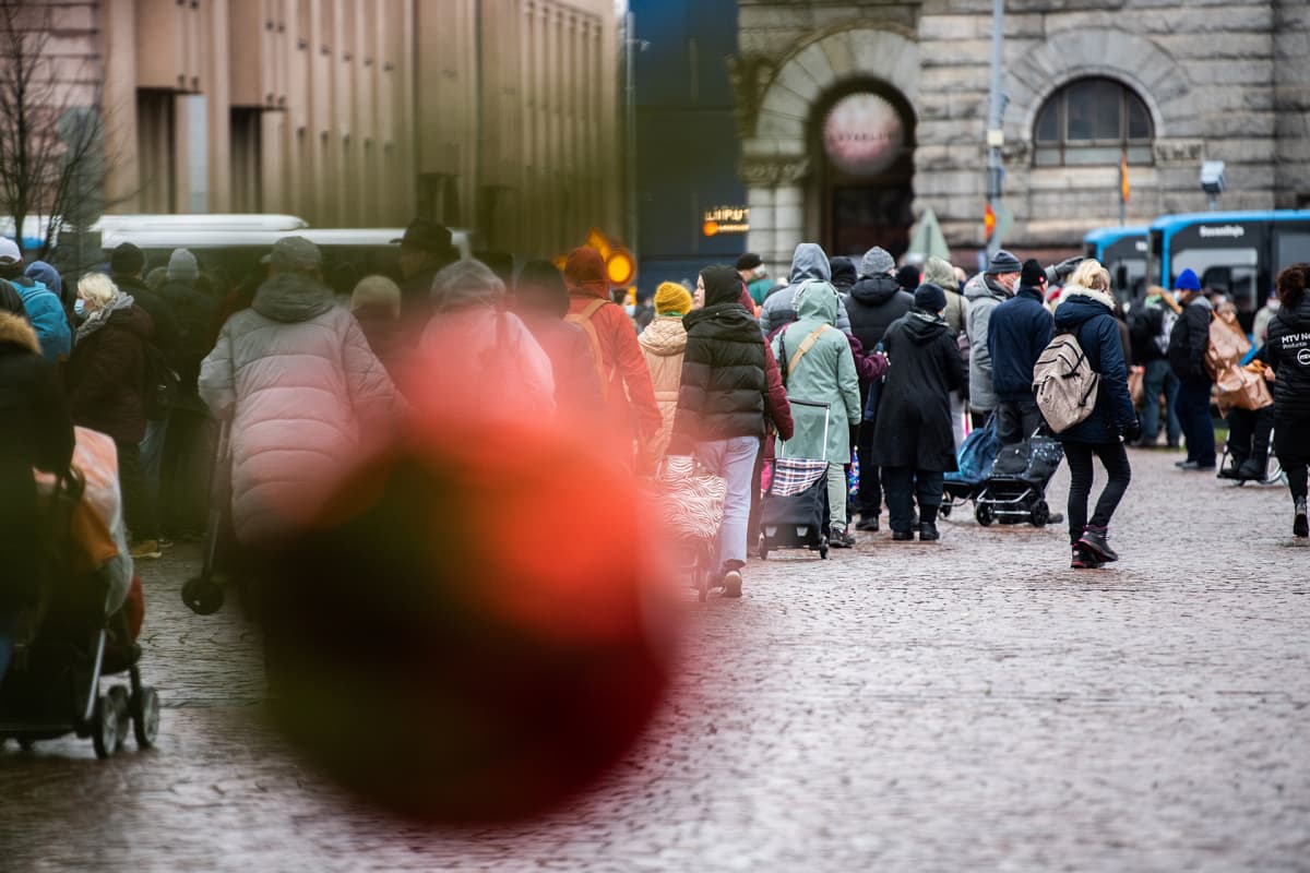 Hurstinapu jakoi joulun ruokakasseja Helsingin Rautatientorilla.