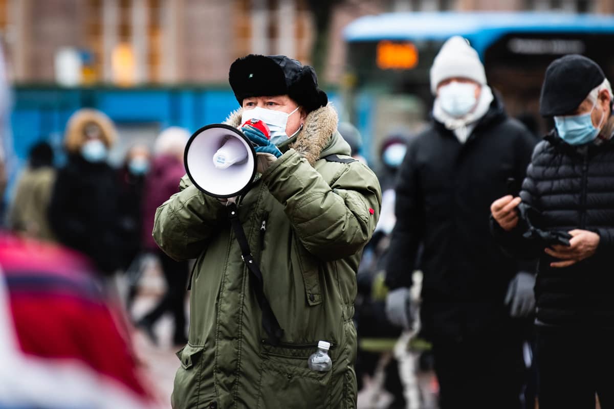 Hurstinapu jakoi joulun ruokakasseja Helsingin Rautatientorilla. Heikki Hursti julistaa tapahtuman alkaneeksi.