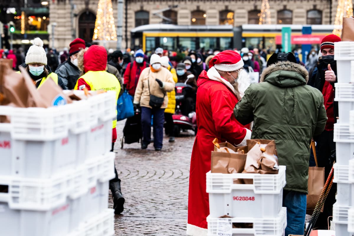 Hurstinapu jakoi joulun ruokakasseja Helsingin Rautatientorilla.
