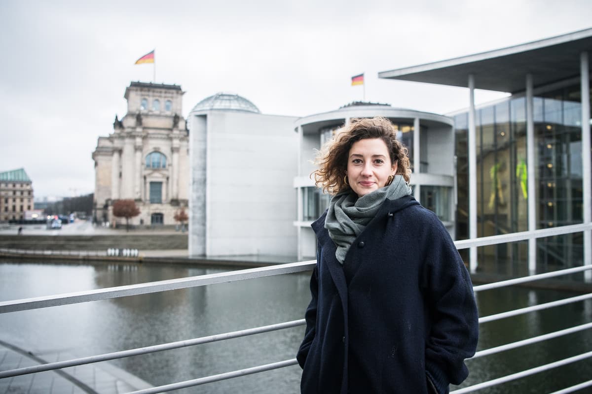 Afra Gloria Müller on berliiniläinen demokratia-aktivisti. Hänet kuvattiin Saksan parlamenttirakennuksen eli Reichstagin luona.