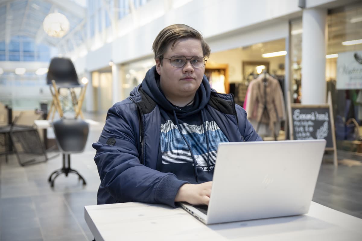Arttu Myllykoski istuu koneella.