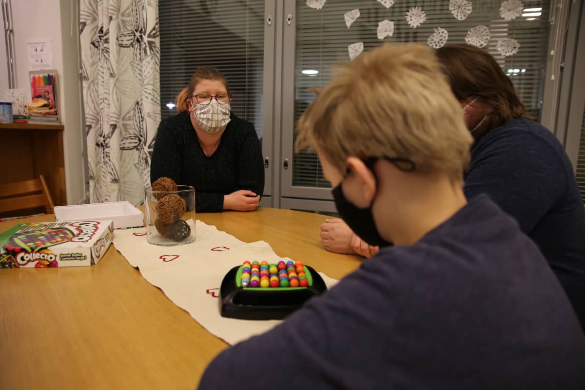 Nykyään perhe nauttii yhdessä pelaamisesta. Vuosi sitten pelatessa syntyi helposti riitaa, mutta peheenjäsenten kärsivällisyys on kasvanut.