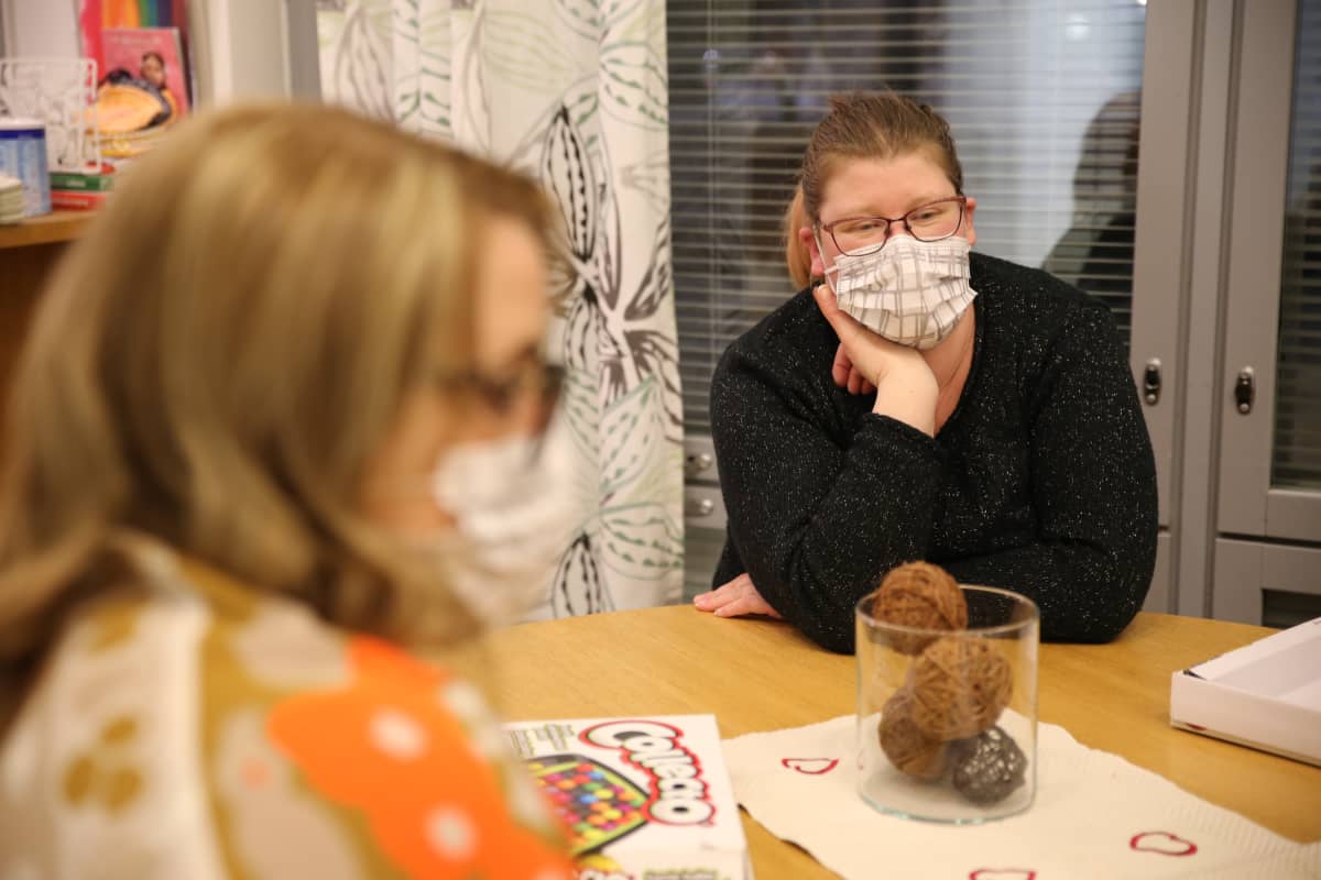 Nykyään Sabina Paavilainen tuntee olonsa enimmäkseen turvalliseksi omassa kodissaan.