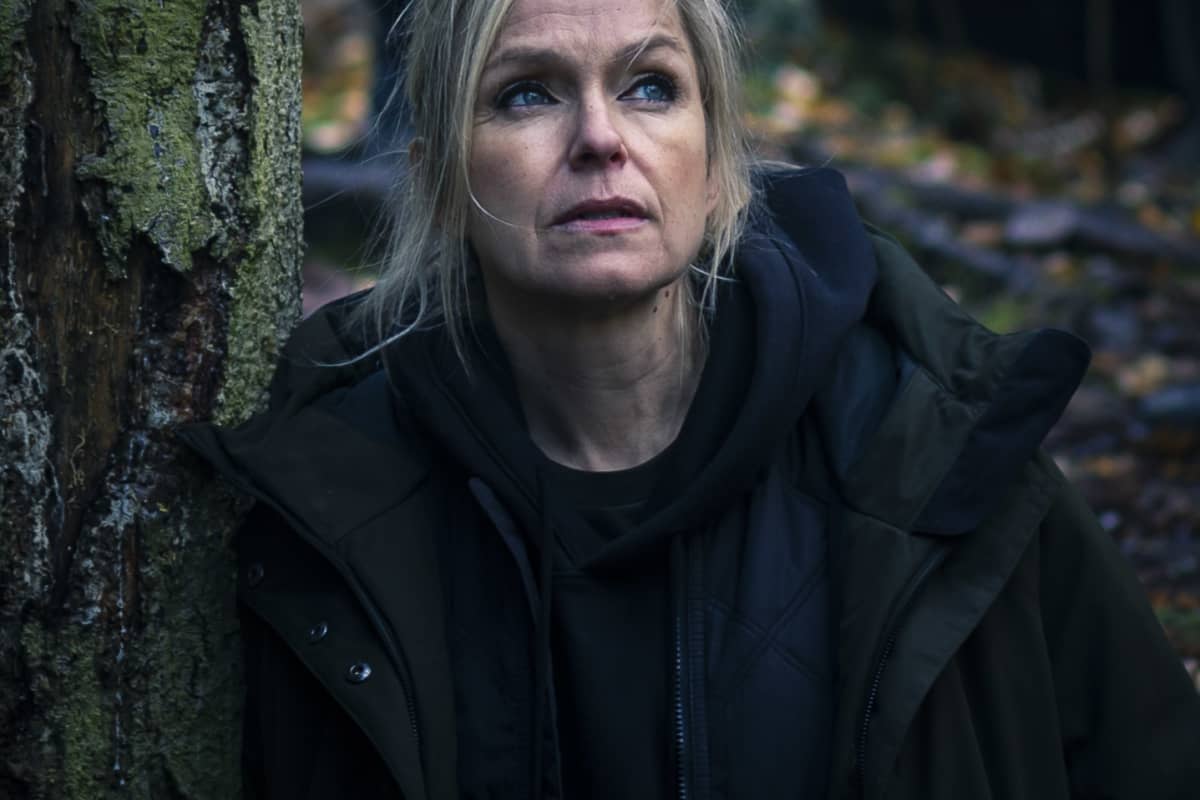 Anu Sinisalo elokuvassa Sorjonen: Muraalimurhat. Elokuvan tuottaa Fisher King ja sen levityksestä vastaa Aurora Studios.