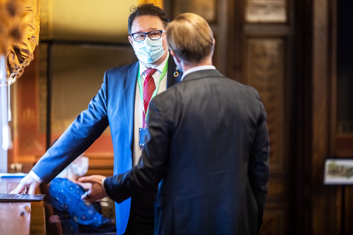 Säätytalon neuvottelussa THL:n terveysturvallisuusosaston johtaja Mika Salminen puhui liikkumisrajoitusten puolesta.