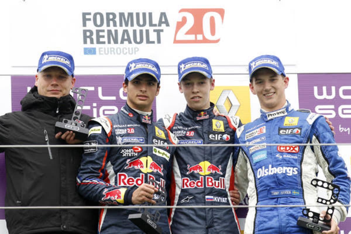 Afa Heikkinen ja Koirasen talli auttoivat monia tunnettuja nimiä tiellä formula ykkösiin. Kuvassa Heikkinen (vas.) palkintokorokkeella nuorten Carlos Sainzin (toinen vas.) ja Daniil Kvjatin (toinen oik.) kanssa.