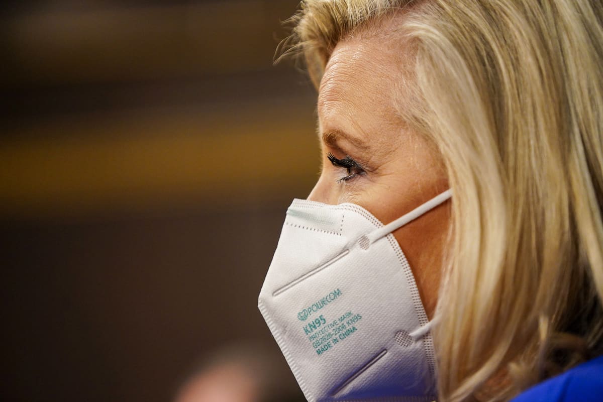 Liz Cheney kongressissa kuuntelemassa Joe Bidenin puhetta 28 huhtikuuta.