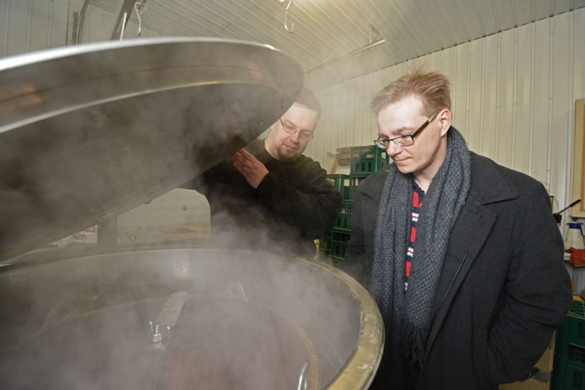 Iso-Kallan Panimon työntekijä Petri Pietikäinen ja panimomestari Pasi Pelkonen kurkkaavat vierreastiaan.